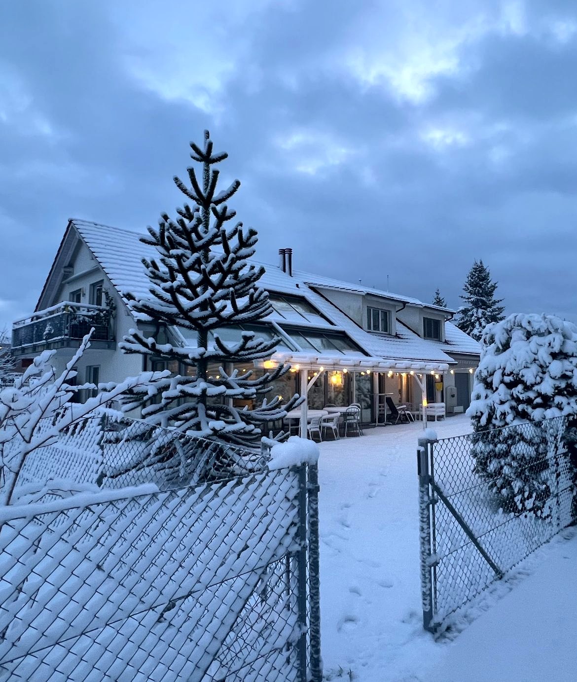 Haus am See im Winter