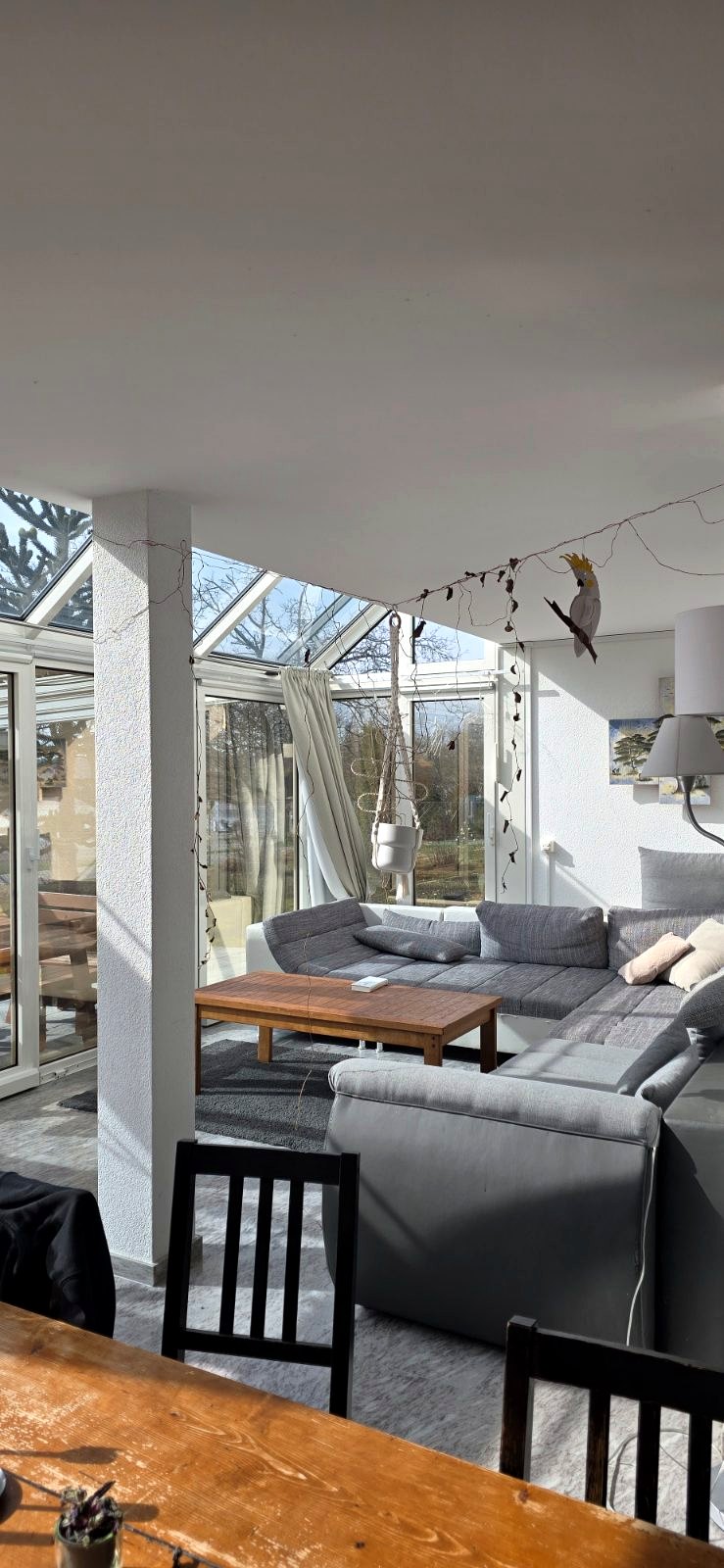 Heller Gemeinschaftsbereich mit Glasfront und Seeblick-Feeling